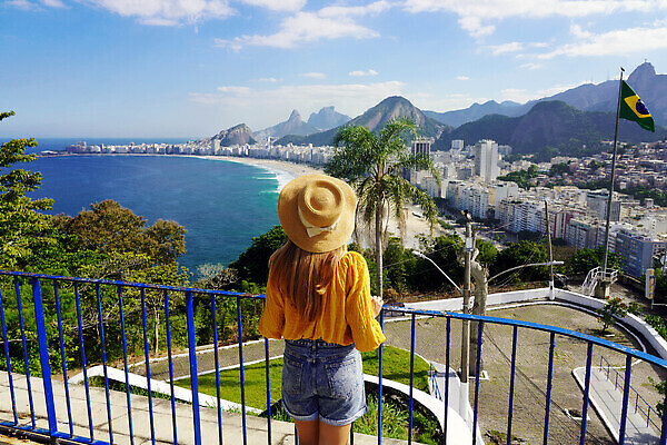 포토 JPG 해외이미지 응시 행복 바다 여행 휴가 한명 풍경 여름 도시풍경 뷰티 여행객 미국 깃발 도시 시력 브라질 스카이라인 대서양 남쪽 랜드마크 리우데자네이루 삼바 브라질사람 해외202309 해외포토 1 시선 계절 감정 북아메리카 사람 남아메리카 방향 파일형식