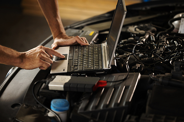 포토 JPG 해외이미지 직업 손 남자 유니폼 자동차 노동자 한명 노트북 컴퓨터 시험 공구 타이핑 업무 작업실 기술자 엔지니어 수리 분석 확인 서비스 고정 엔진 정비공 모터 유지 자동 조율 차고 해외202309 해외포토 1 옷 교육 육상교통 컨셉 사람 신체부위 전자제품 도구 작업 파일형식