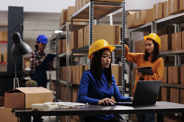 포토 JPG 해외이미지 여자 남자 의자 노동자 실내 들기 앉기 동양인 상반신 성인 앞모습 옆모습 세명 노트북 상자 작업 안전모 물류창고 체크리스트 성인만 해외202309 해외포토 직업 뷰포인트 가구 모션 사람 인종 내부 전자제품 헬멧 안전장비 창고 파일형식