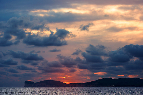 포토 JPG 해외이미지 구름 유럽 바다 여행 백그라운드 오렌지 자연 하늘 휴가 풍경 사람없음 물 여름 태양 반사 일출 황혼 일몰 이탈리아 낭만 저녁 지중해 장면 수평선 해외202309 해외포토 자연요소 계절 나라 컨셉 과일 노을 야간 생태계 파일형식