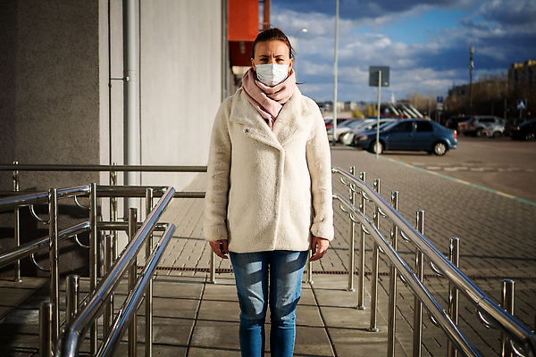 포토 JPG 해외이미지 백인 1 라이프스타일 유럽 얼굴 여행 백그라운드 거리 프레임 건강 경고 가면 한명 안전 사람 야외 뷰티 여행객 고통 환자 흰색 도시 바이러스 보호 질병 감염 전염병 해외202309 해외포토 서양인 감정 나라 컬러 컨셉 의학 생활 신체부위 파일형식