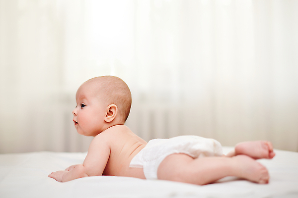 포토 JPG 해외이미지 전신 엎드리기 한명 옆모습 귀여움 신생아 기저귀 여자아기한명만 해외202309 해외포토 1 뷰포인트 컨셉 모션 사람 아기용품 아기 여자한명만 여자아기만 파일형식