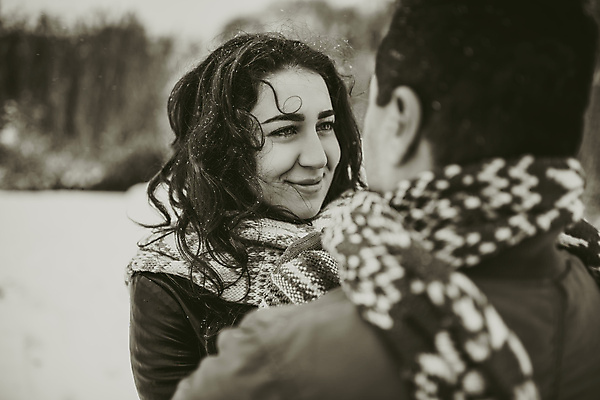 포토 JPG 해외이미지 라이프스타일 커플 드레스 옷 행복 얼굴 신랑 결혼 겨울 데이트 신혼부부 자연 결혼식 남편 친절 발렌타인데이 사랑 사람 야외 두명 뷰티 목도리 흰색 아내 달콤 담요 니트 약혼 양모 스타일 손모아장갑 해외202309 해외포토 부부 잡화 계절 감정 컬러 장갑 상의 관계 데이이벤트 이벤트 생활 신체부위 직물 맛 생태계 약속 신혼 파일형식