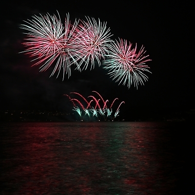 포토 JPG 해외이미지 기념일 행복 호수 여행 백그라운드 하늘 불 휴가 전등 새로움 기념 폭죽 불꽃놀이 이벤트 사람없음 빨간색 물 빛 컬러풀 반사 파티 검은색 축제 어둠 기쁨 축하 도시 야간 저녁 폭발 폭발물 연도 쇼 체코 파열 유흥 해외202309 해외포토 자연요소 감정 유럽 무기 컬러 컨셉 놀이 조명 파일형식