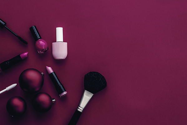 포토 JPG 해외이미지 사람없음 하이앵글 화장품 자주색 오브젝트 매니큐어 메이크업브러쉬 오너먼트 카피스페이스 해외202309 해외포토 뷰포인트 컬러 크리스마스장식 뷰티 공백 붓 파일형식
