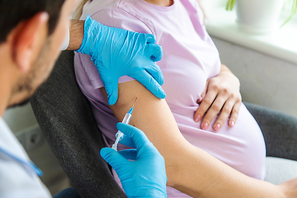 포토 JPG 해외이미지 손 배너 여자 엄마 건강 병원 주사기 가면 사람 사람없음 치료 약 건강관리 임산부 임신 환자 간호사 의사 바이러스 보호 질병 예방 태교 주사약 팔 돌봄 면역력 백신 예방접종 예방주사 인플루엔자 카피스페이스 코로나바이러스 해외202309 해외포토 컨셉 의학 가족 의료기기 모션 관리 신체부위 공백 의료진 접종 파일형식