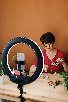 포토 해외이미지 여자 중년 전등 실내 한명 상반신 앞모습 스마트폰 화장 화장용품 방송 화장대 과정 리뷰 소셜네트워크 중년여자한명만 크리에이터 뷰티크리에이터 1인미디어 영상촬영 해외202309 해외포토 직업 1 뷰포인트 가구 컨셉 조명 사람 성인 내부 핸드폰 스마트기기 뷰티 촬영 미용용품 여자한명만 중년여자만 파일형식