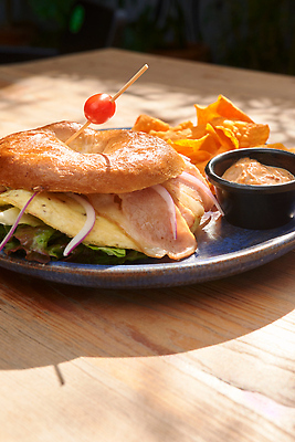 포토 JPG 해외이미지 음식 토마토 양파 치즈 사람없음 태양 아침식사 상추 햄 베이글 내추럴 맛있는 해외202309 해외포토 자연요소 빵 채소 유제품 육류 식사 파일형식