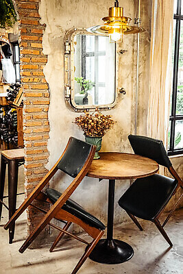 포토 JPG 해외이미지 전통 디자인 유럽 커피 가구 의자 비즈니스 건축양식 탁자 거리 주택 실내 사람없음 야외 내부 건물 목재 장식 식당 카페 방 도시 역사 닫기 질병 타운 랜드마크 옛날 위기 스타일 코로나바이러스 비어있는 락다운 해외202309 해외포토 나무 건축물 건축 나라 음료 생활용품 재료 의학 모션 상점 바이러스 파일형식