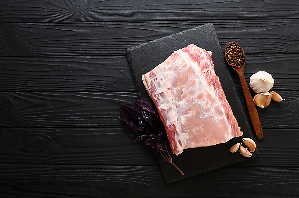 포토 JPG 해외이미지 음식 조각 백그라운드 재료 탁자 육류 스테이크 요리 비프스테이크 사람없음 목재 빨간색 주방 검은색 식사 저녁식사 어둠 소고기 신선 양념 그릴 바비큐 자르기 굽기 허브 향신료 준비 날것 대리석 소금 후추 바질 로즈메리 갈비뼈 단백질 등심 생식 정육점 해외202309 해외포토 나무 식물 컬러 가구 식재료 모션 주방용품 뼈 서양음식 상점 구이 영양소 향미료 파일형식