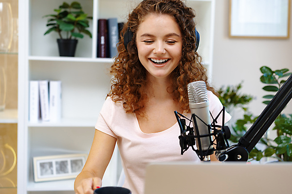 포토 JPG 해외이미지 백인 여자 한명 웃음 상반신 성인 앞모습 헤드폰 마이크 성인여자한명만 인터넷방송 크리에이터 스트리밍 스트리밍라이프 해외202309 해외포토 서양인 직업 1 라이프스타일 뷰포인트 음향기기 표정 사람 방송 여자한명만 성인여자만 파일형식 1인미디어