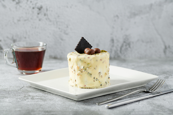 포토 JPG 해외이미지 접시 음식 백그라운드 재료 디저트 사람없음 장식 파티 과자 케이크 식당 초콜릿 카페 빵집 흰색 신선 생일 고급 닫기 달콤 맛 설탕 크림 오브젝트 보케 푸딩 내추럴 미니 페스츄리 피스타치오 맛있는 해외202309 해외포토 식기 기념일 빵 컬러 컨셉 모션 이벤트 상점 견과류 파일형식