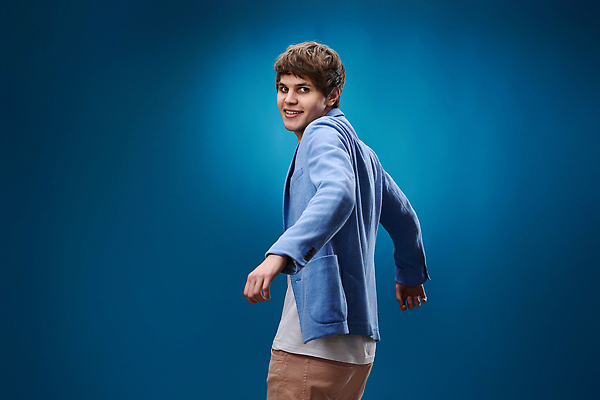 포토 JPG 해외이미지 모델 학생 라이프스타일 응시 남자 행복 감정 음악 컬러 백그라운드 한명 미소 정장 파란색 갈색 파티 유행 재킷 기쁨 댄서 표현 춤 최고 비즈니스맨 시원함 디스코 긍정 보여주기 고립 조언 스타일 밀레니얼 해외202309 해외포토 직업 1 시선 옷 컨셉 비즈니스 모션 문화예술 표정 사람 이벤트 생활 경제 외투 직장인 파일형식