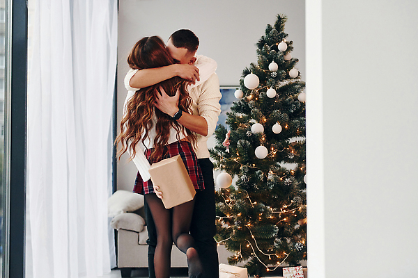 포토 JPG 해외이미지 커플 여자 남자 행복 크리스마스 겨울 안기 사랑 상반신 성인 두명 장식 선물상자 소파 크리스마스트리 숨김 성인만 해외포토 계절 기념일 감정 컨셉 의자 관계 모션 선물 사람 상자 파일형식