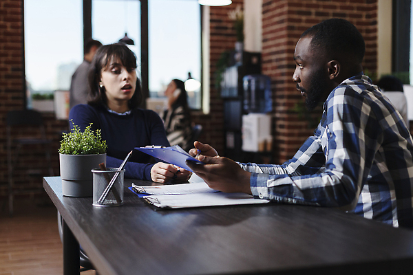 포토 JPG 해외이미지 여자 남자 화분 화초 창문 대화 앉기 여러명 상반신 성인 옆모습 책상 면접 연필꽂이 서류판 성인만 해외202309 해외포토 식물 뷰포인트 가구 다수 비즈니스 모션 문구용품 말하기 사람 사무용품 파일형식