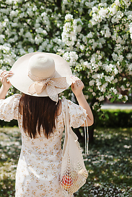 포토 JPG 해외이미지 공원 여자 꽃 잎 목걸이 한명 성인 야외 뒷모습 귀걸이 봄 밀짚모자 쉬폰원피스 성인여자한명만 네트백 해외202309 해외포토 식물 모자_잡화 1 계절 원피스 공공시설 뷰포인트 가방 장신구 사람 여자한명만 성인여자만 파일형식