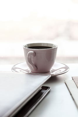 포토 JPG 해외이미지 백그라운드 사람없음 사무실 공책 클래식 커피잔 가죽 컵받침 해외202309 해외포토 커피 컨셉 비즈니스 문구용품 잔 받침대 파일형식