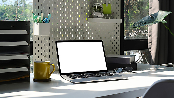 포토 JPG 해외이미지 직장 실내 사람없음 노트북 사무실 머그컵 작업실 창가 책상 해외202309 해외포토 가구 회사 비즈니스 창문 내부 컵 전자제품 파일형식