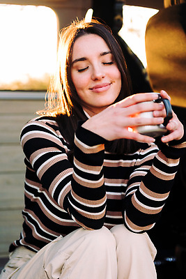 포토 JPG 해외이미지 백인 라이프스타일 여자 커피 음료 여행 휴가 휴식 한명 사람 앉기 성인 야외 컵 평화 침묵 일몰 기쁨 캠핑 머그컵 자유 흰색 뜨거움 승합차 주말 해외202309 해외포토 서양인 1 식기 감정 컬러 컨셉 모션 승용차 레저 생활 노을 소리 파일형식