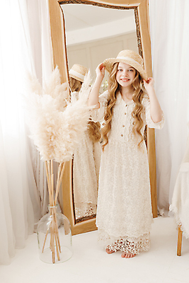 포토 JPG 해외이미지 전신 서양인 원피스 여자 의자 따뜻함 한명 10대 반사 꽃병 흰색 잡기 커튼 밀짚모자 전신거울 십대여자한명만 해외202309 해외포토 외국인 모자_잡화 1 옷 꽃 컬러 가구 모션 청소년 사람 거울 여자한명만 십대여자만 파일형식