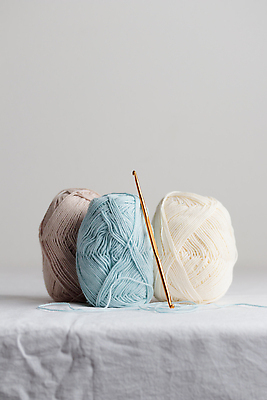 포토 JPG 해외이미지 컬러 공 취미 사람없음 파란색 흰색 공구 면 고리 뜨개질 바느질 롤 실뭉치 핸드메이드 카피스페이스 해외202309 해외포토 공백 도구 파일형식