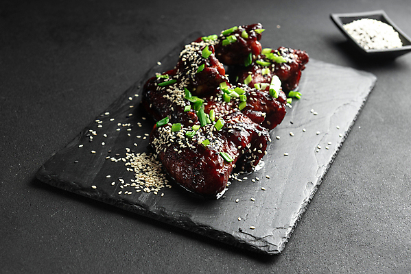 포토 JPG 해외이미지 전통 접시 음식 백그라운드 손가락 탁자 한국 건강 육류 요리 동양인 사람없음 파티 식당 일본 식사 저녁식사 치킨 중국 튀김 신선 뜨거움 달콤 그릴 굽기 매움 깨 꿀 어려움 절임 짠맛 핸드메이드 맛있는 해외202309 해외포토 식기 손 아시아 가구 식재료 주방용품 인종 이벤트 상점 조미료 맛 구이 닭고기요리 파일형식