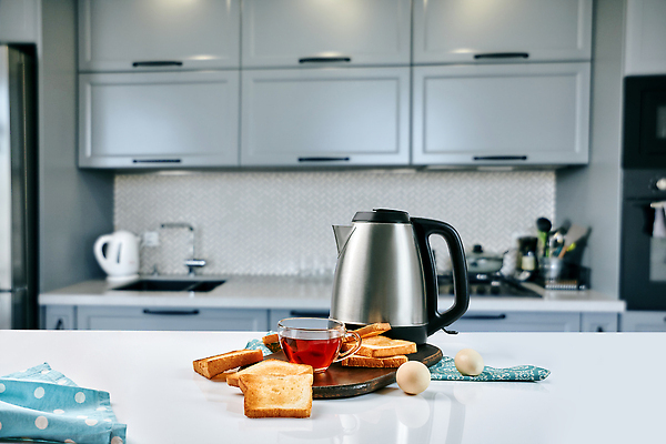 포토 JPG 해외이미지 식재료 탁자 사람없음 주방 계란 아침식사 식빵 토스트 홍차 전기포트 해외202309 해외포토 빵 가구 차_음료 알 식사 파일형식