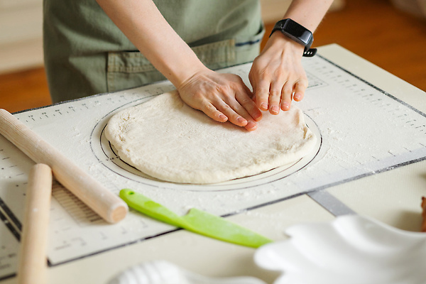 포토 JPG 해외이미지 손 도마 신체부위 계산 칼 준비 반죽 밀가루 밀대 계량 스마트워치 해외202309 해외포토 주방용품 사람 스마트기기 가루 웨어러블 파일형식