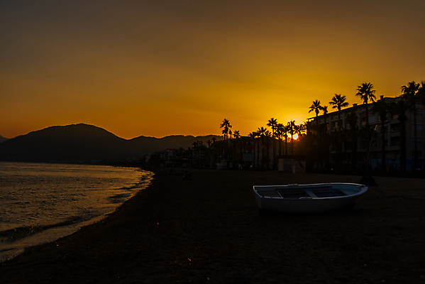 포토 JPG 해외이미지 바다 여행 건축양식 자연 하늘 휴가 휴식 산 파노라마 풍경 해변 사람없음 야외 물 여름 파란색 태양 뷰티 여행객 항구 일몰 도시 만 보트 성 저녁 지중해 휴양지 타운 칠면조 튀르키예 해외202309 해외포토 자연요소 건축물 계절 건축 아시아 컬러 컨셉 배_교통 교통시설 조류 촬영기법 사람 노을 장소 야간 생태계 파일형식