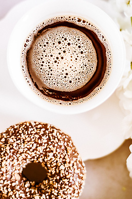 포토 JPG 해외이미지 여유 커피 휴식 사람없음 하이앵글 카페 분위기 도넛 커피잔 에스프레소 해외202309 해외포토 감정 음료 뷰포인트 컨셉 디저트 잔 상점 파일형식