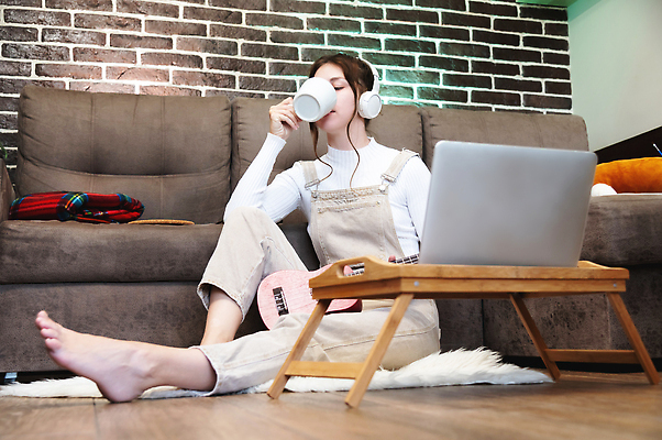 포토 JPG 해외이미지 백인 직업 학생 라이프스타일 여자 교육 행복 커피 음료 백그라운드 인터넷 비즈니스 통신 휴식 바닥 주택 실내 한명 사람 앉기 성인 내부 컵 노트북 컴퓨터 소파 뷰티 디지털 공책 웹 방 마시기 업무 작업 연결 무선전화기 바쁨 온라인 해외202309 해외포토 서양인 1 식기 감정 컨셉 의자 모션 문구용품 건물 생활 전자제품 전화기 파일형식