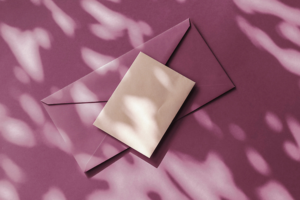 포토 JPG 해외이미지 종이 편지봉투 그림자 사람없음 햇빛 보라색 그늘 감성 카피스페이스 해외202309 해외포토 컬러 컨셉 봉투 태양 공백 편지 파일형식