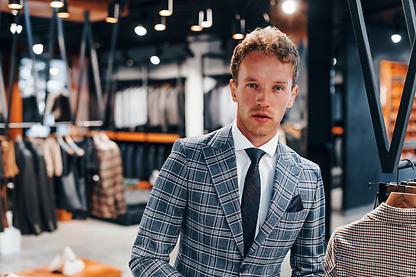 포토 JPG 해외이미지 남자 실내 한명 정장 상반신 성인 앞모습 쇼핑 고급 남성복 옷가게 부티크 성인남자한명만 해외202309 해외포토 1 옷 뷰포인트 컨셉 사람 내부 상점 남자한명만 성인남자만 파일형식