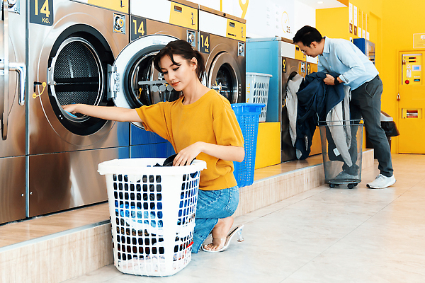 포토 JPG 해외이미지 전신 여자 남자 성인 두명 노란색 세탁기 꺼내기 빨래바구니 빨래방 세탁실 성인만 주저앉기 해외202309 해외포토 컬러 모션 사람 앉기 바구니 가전제품 빨래 파일형식