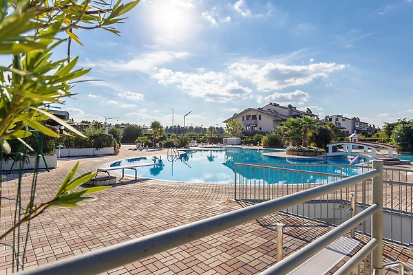 포토 JPG 해외이미지 나무 라이프스타일 디자인 외관 여행 건축양식 호텔 지붕 휴가 휴식 주택 수영장 사람없음 야외 건물 물 여름 파란색 정원 수영 스파 투명 재산 고급 조경 진짜 터키석 해외202309 해외포토 자연요소 식물 건축물 계절 건축 컬러 컨셉 숙소 생활 금융 수상스포츠 보석 파일형식