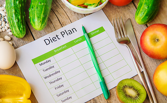 포토 JPG 해외이미지 종이 포크 다이어트 오이 파프리카 사람없음 건강관리 계란 나이프 계획표 사과 나무배경 해외202309 해외포토 식기 백그라운드 채소 과일 건강 관리 알 칼 계획 파일형식