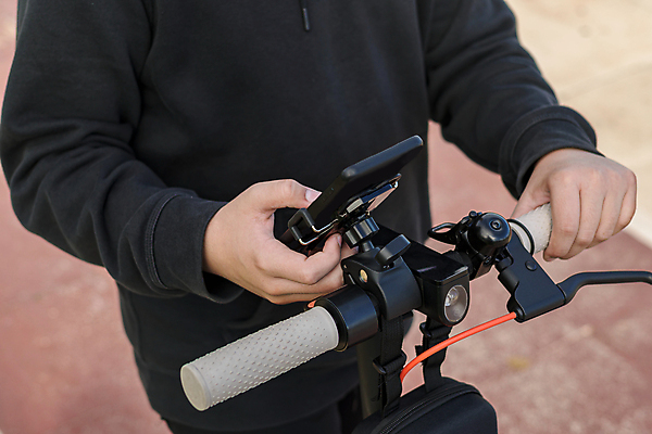 포토 JPG 해외이미지 학생 라이프스타일 응시 통신 교통시설 건강 한명 서기 사람 야외 스마트폰 핸드폰 헤드폰 듣기 메시지 어플리케이션 연결 무선전화기 전화기 에코 전자 보안장치 혁명 생태학 소셜네트워크 자동 지능 터치스크린 카피스페이스 밀레니얼 해외202309 해외포토 1 시선 교육 음향기기 교통 컨셉 모션 생활 경제 전자제품 스마트기기 환경 공백 장비 시설 보안 파일형식