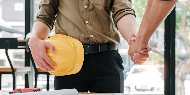 포토 JPG 해외이미지 손 남자 협력 악수 실내 한명 들기 상반신 성인 앞모습 신체부위 비즈니스맨 안전모 건축가 건축업자 계약체결 성인남자한명만 해외202309 해외포토 직업 1 건축 뷰포인트 비즈니스 모션 사람 손짓 내부 직장인 헬멧 안전장비 계약 남자한명만 성인남자만 파일형식