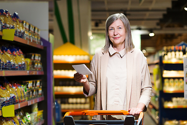 포토 JPG 해외이미지 응시 여자 노년 종이 한명 들기 상반신 성인 쇼핑 장보기 쇼핑카 마트 스프링수첩 노인여자한명만 해외202309 해외포토 1 시선 모션 사람 상점 다이어리 카트 여자한명만 노인여자만 파일형식