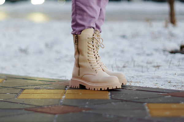 포토 JPG 해외이미지 라이프스타일 배너 옷 계절 여자 스포츠 신발 겨울 비즈니스 거리 부츠 사람없음 야외 쇼핑 뷰티 유행 산책 추위 흰색 쌍 우아함 가죽 복고 양발 스타일 해외202309 해외포토 컬러 컨셉 휴식 사람 생활 파일형식