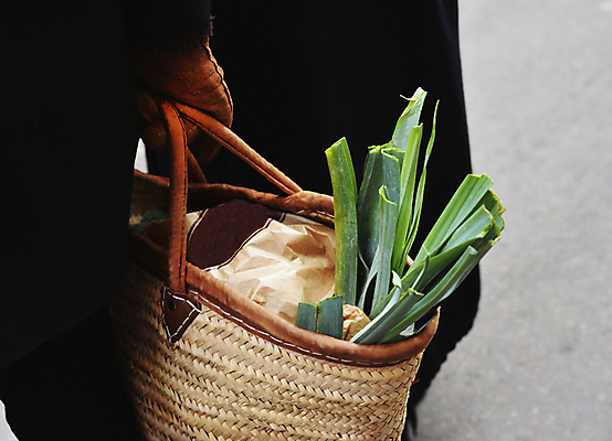 포토 JPG 해외이미지 식물 라이프스타일 손 잡화 종이 음식 컬러 장갑 잎 채소 가방 과일 양파 건강 성인 사람없음 초록색 쇼핑 갈색 바구니 프랑스 수확 신선 도시 시장 구매 농부 먹기 가득함 유기농 날것 지역 부추 성분 밀짚 적재 내추럴 프랑스어 숙성 파리(프랑스) 해외202309 해외포토 직업 문자 웰빙 유럽 농업 모션 사람 생활 신체부위 짚 파일형식