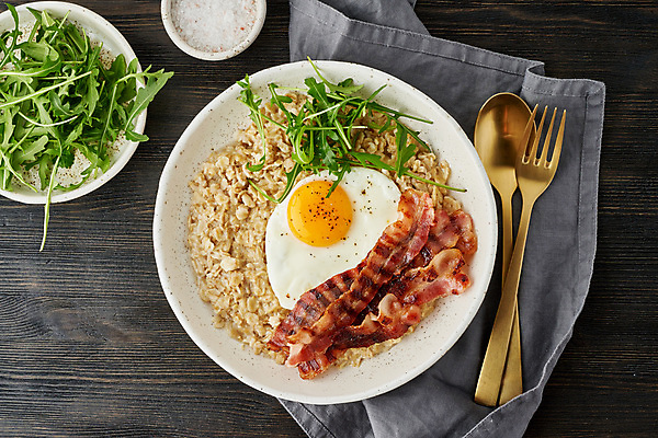 포토 JPG 해외이미지 음식 포크 사람없음 하이앵글 숟가락 아침식사 계란프라이 베이컨 루꼴라 오트밀 해외202309 해외포토 식기 뷰포인트 채소 수저 돼지고기 식사 계란요리 파일형식 귀리