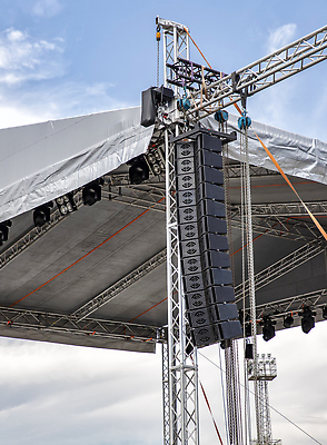 포토 JPG 해외이미지 음악 백그라운드 하늘 뿔 매달리기 이벤트 사람없음 야외 세로 세트 햇빛 금속 정원 축제 확성기 힘 소리 콘서트 공연 장비 무대 기둥 볼륨 땅 오브젝트 오디오 방송 장면 시스템 시끄러움 스포트라이트 일반 목소리 줄서기 카피스페이스 해외202309 해외포토 건축 모션 재질 문화예술 전자제품 태양 공백 파일형식