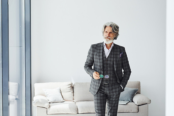 포토 JPG 해외이미지 할아버지 노년 남자 안경 비즈니스 수염 실내 한명 들기 정장 앞모습 비즈니스맨 우아함 노인남자한명만 해외202309 해외포토 1 잡화 옷 뷰포인트 컨셉 모션 사람 성인 내부 직장인 남자한명만 노인남자만 파일형식