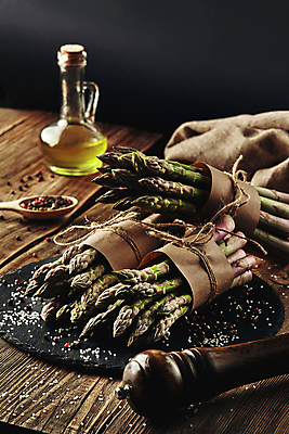 포토 JPG 해외이미지 쟁반 사람없음 올리브오일 묶기 아스파라거스 노끈 나무탁자 해외202309 해외포토 줄 채소 모션 탁자 기름_음식 파일형식