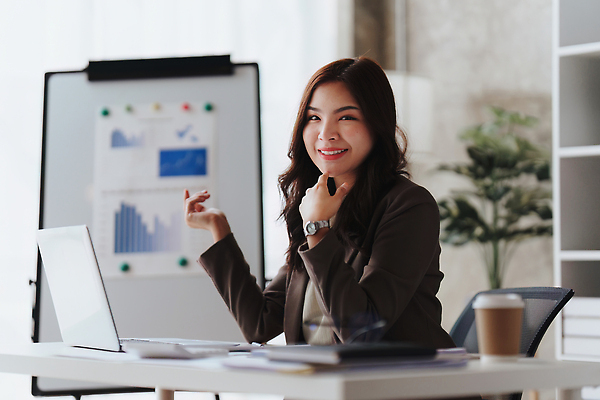 포토 JPG 해외이미지 직업 라이프스타일 여자 행복 종이 흑인 돈 비즈니스 주택 실내 한명 사람 앉기 동양인 성인 금융 경제 노트북 컴퓨터 사무실 검은색 업무 작업 계산 문서 투자 문제 회계 계산서 빚 계좌 세금 수입 예산 회계사 비용 해외202309 해외포토 서양인 1 감정 컬러 모션 인종 내부 건물 생활 전자제품 재산 파일형식