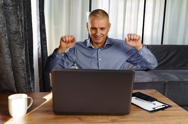 포토 JPG 해외이미지 백인 직업 남자 행복 비즈니스 사업가 성공 노동자 직장 한명 미소 사람 앉기 정장 노트북 컴퓨터 사무실 기쁨 축하 우승 업무 비즈니스맨 큼 책상 경영자 긍정 변호사 승자 스타일 자극 해외202309 해외포토 서양인 1 옷 감정 가구 컨셉 회사 모션 표정 전자제품 최고 작업 직장인 크기 리더 파일형식