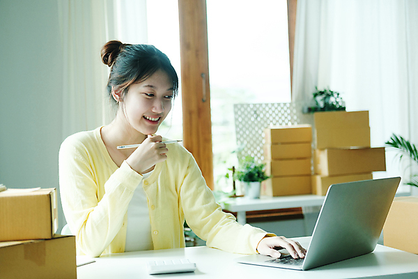 포토 JPG 해외이미지 여자 실내 한명 동양인 상반신 성인 노트북 쌓기 택배 택배상자 박스포장 온라인쇼핑몰 성인여자한명만 해외202309 해외포토 1 포장 모션 사람 인종 내부 전자제품 상자 운송업 쇼핑몰 온라인 여자한명만 성인여자만 파일형식