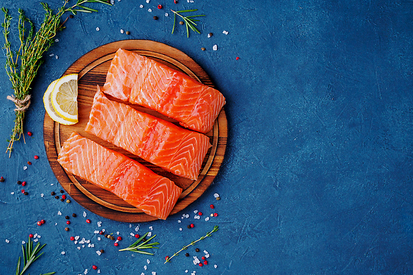 포토 JPG 해외이미지 배너 음식 바다 조각 백그라운드 컨셉 재료 탁자 도마 건강 육류 어류 스테이크 사람없음 목재 파란색 주방 검은색 식사 어둠 초밥 시골 신선 양념 정상 자르기 허브 해산물 향신료 날것 연어 후추 로즈메리 항공촬영 백리향 생식 오메가 콘크리트 플랫레이 카피스페이스 해외202309 해외포토 나무 식물 뷰포인트 컬러 가구 식재료 모션 주방용품 서양음식 수중동물 공백 플랫 향미료 일본음식 파일형식