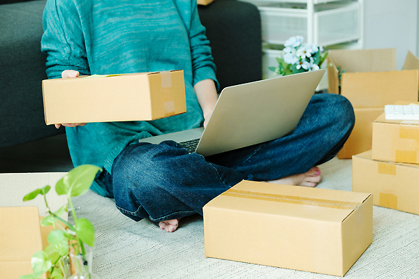 포토 JPG 해외이미지 여자 잎 실내 한명 들기 앉기 동양인 성인 노트북 쌓기 하반신 택배 택배상자 박스포장 온라인쇼핑몰 성인여자한명만 해외202309 해외포토 식물 1 포장 모션 사람 인종 내부 전자제품 상자 운송업 쇼핑몰 온라인 여자한명만 성인여자만 파일형식